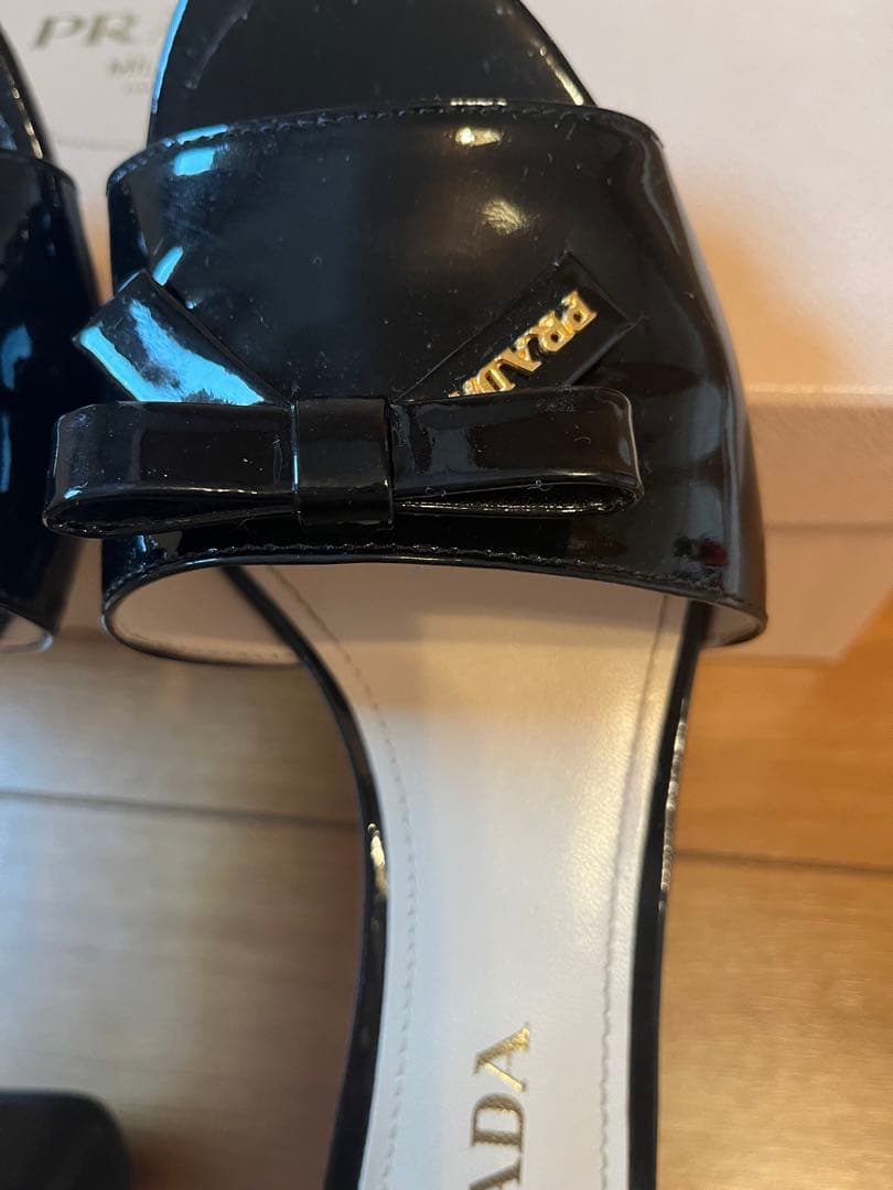 PRADAリボンパテントミュール