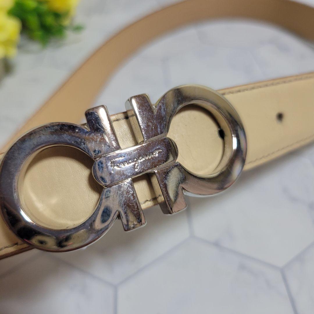 フェラガモ　ベージュ×シルバー　上品　細め　ベルト　ワンピース　ドレス　パンツ