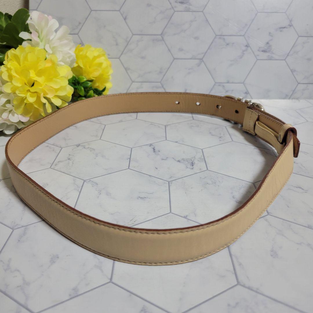 フェラガモ　ベージュ×シルバー　上品　細め　ベルト　ワンピース　ドレス　パンツ