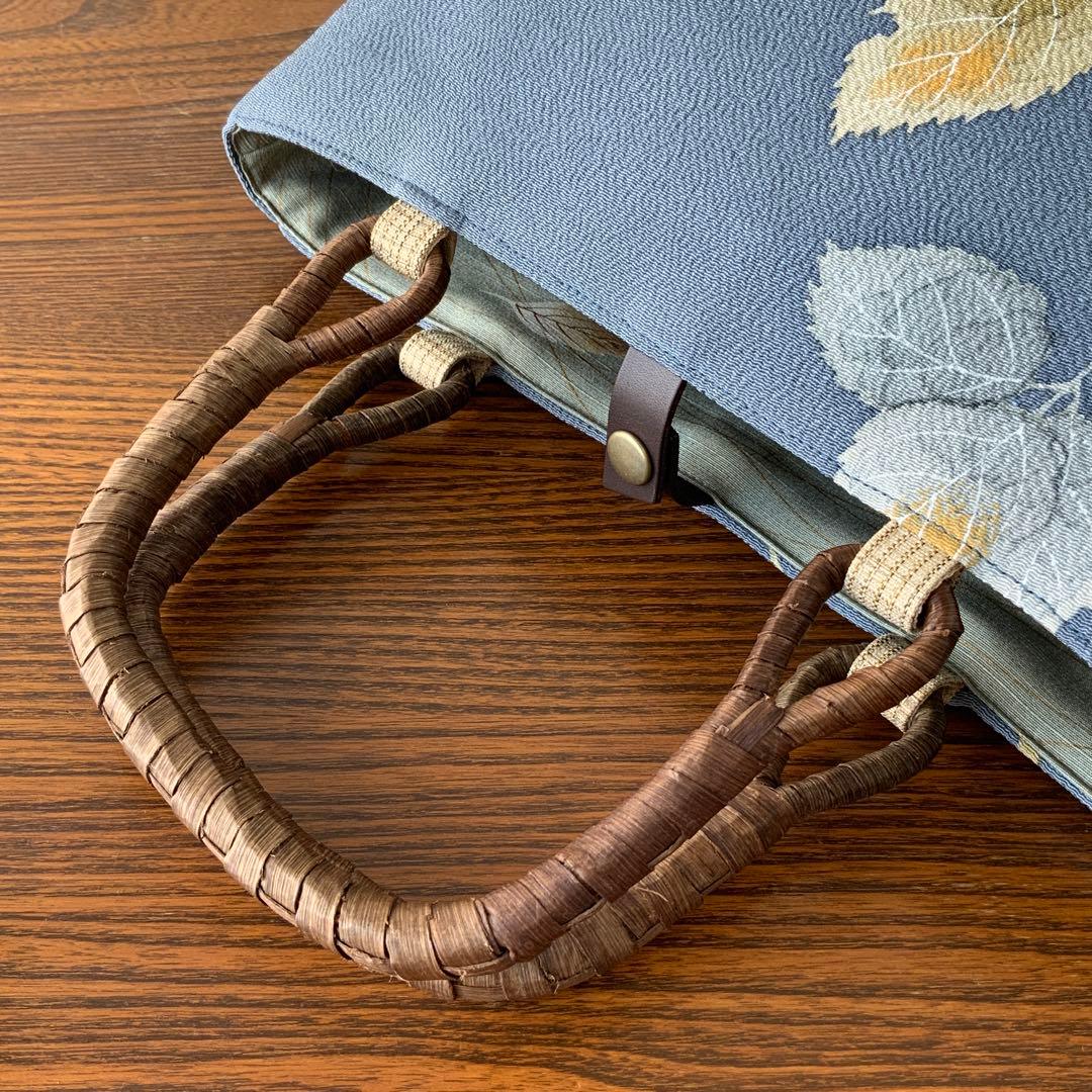 鬼しぼ縮緬　薄縹色に手描きの葉文　リメイク　胡桃皮ハンドルバッグ　浅型マチ広め