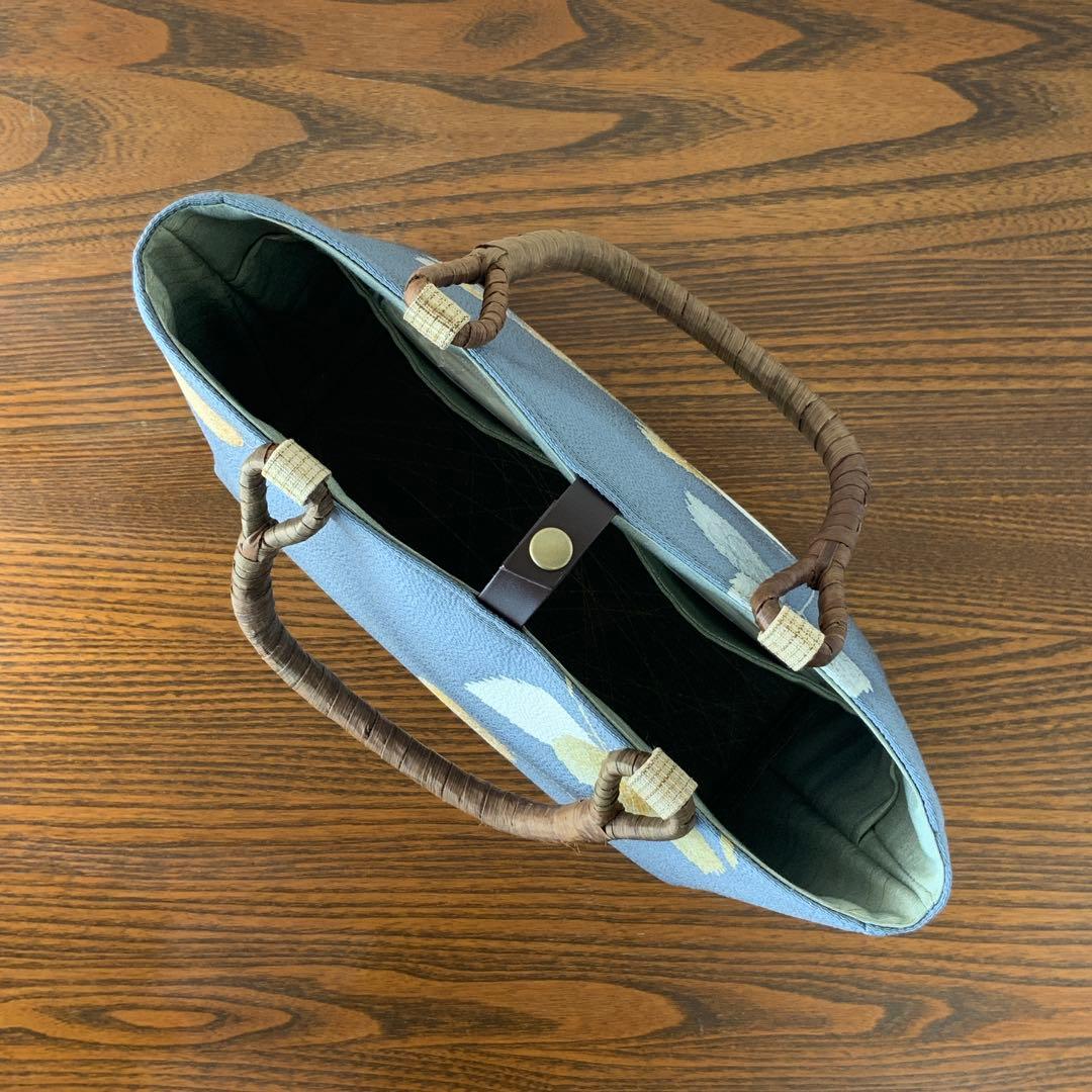 鬼しぼ縮緬　薄縹色に手描きの葉文　リメイク　胡桃皮ハンドルバッグ　浅型マチ広め