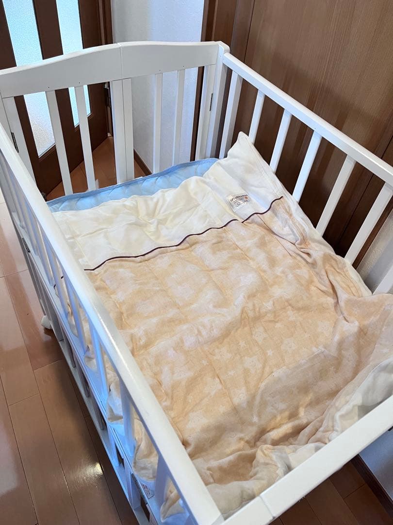 ホワイト木製ベビーベッド　カトージ　布団セット付き