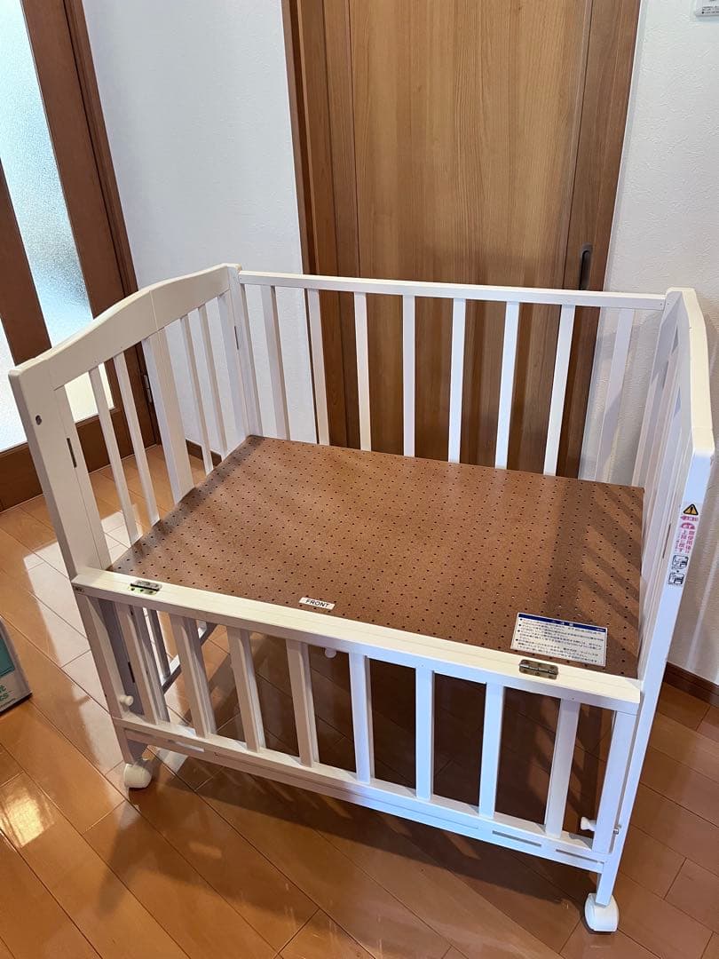 ホワイト木製ベビーベッド　カトージ　布団セット付き