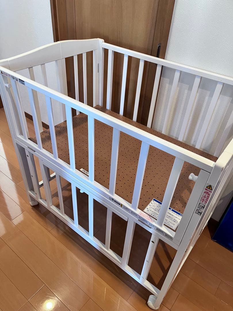 ホワイト木製ベビーベッド　カトージ　布団セット付き