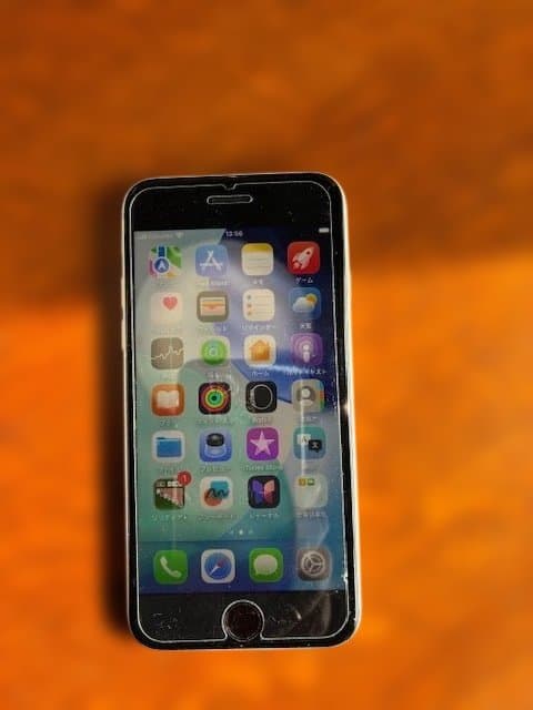 iPhone SE 第3世代　スターライト