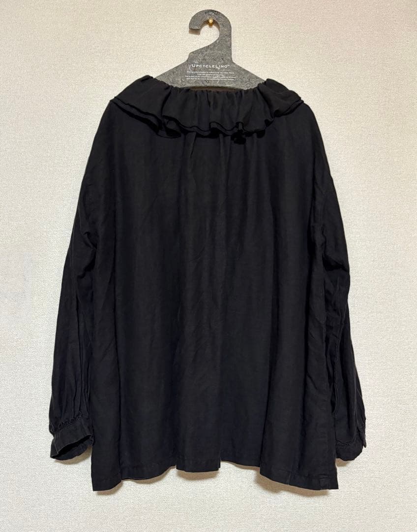 ネストローブ　ラッフルカラーブラウス