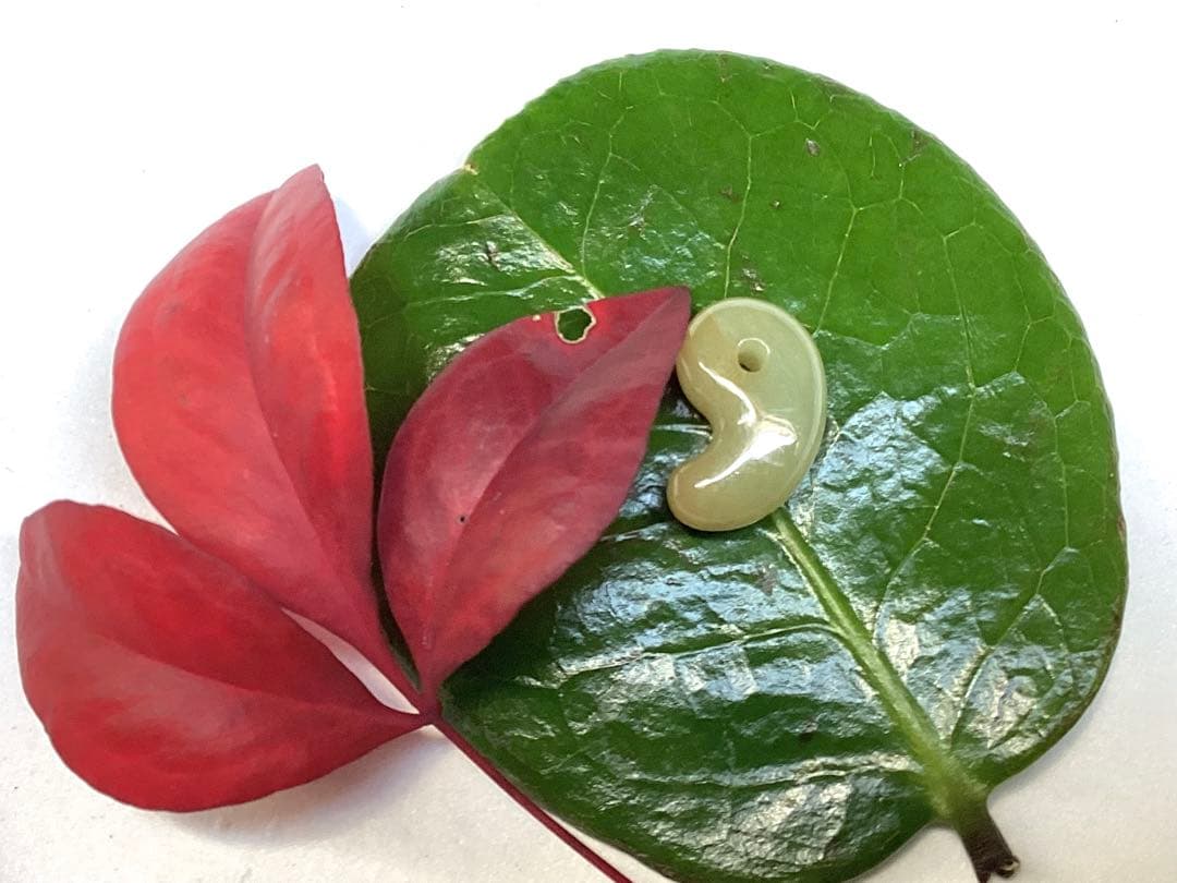 超極上レア物✳一番数少ない幻の幸運の黄色‼️ 糸魚川翡翠勾玉ガラス質　鑑別書取得品