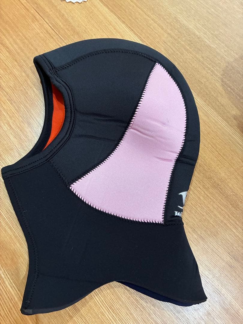 ウェットスーツ 帽子(新品)、説明書、ハンガー、保管用のカバー付き