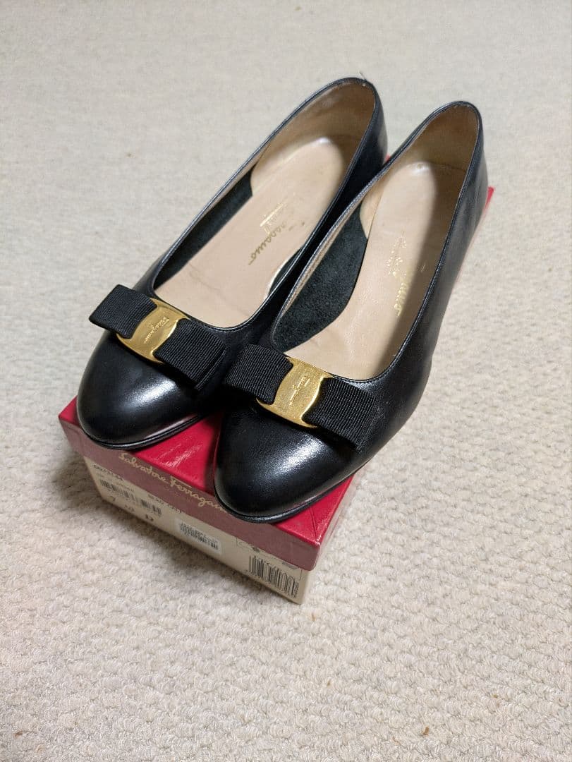 サルバトーレ フェラガモ 黒　ヴァラ　リボン フラットパンプス　 24.5cm