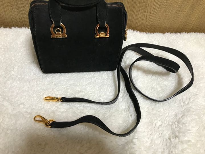 フェラガモパーティバッグ　黒ベルベット