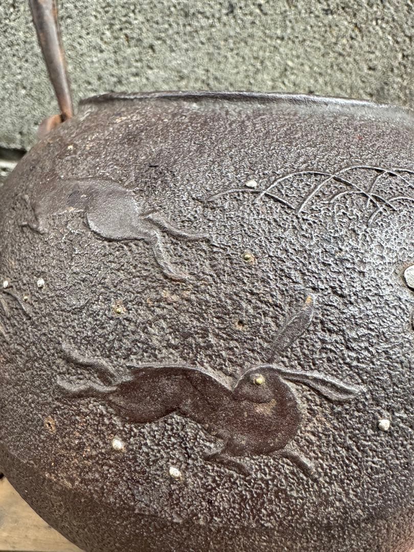 鉄製浮彫り動物模様の鉄瓶 銀象嵌　金粒