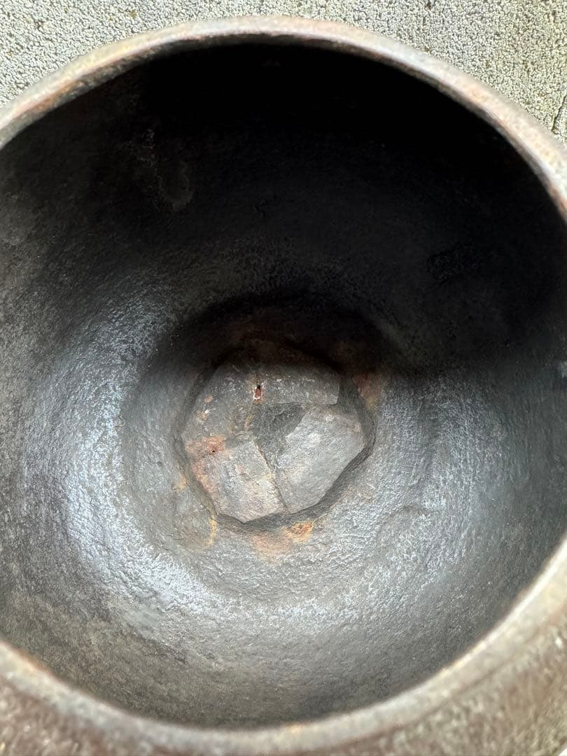 鉄製浮彫り動物模様の鉄瓶 銀象嵌　金粒