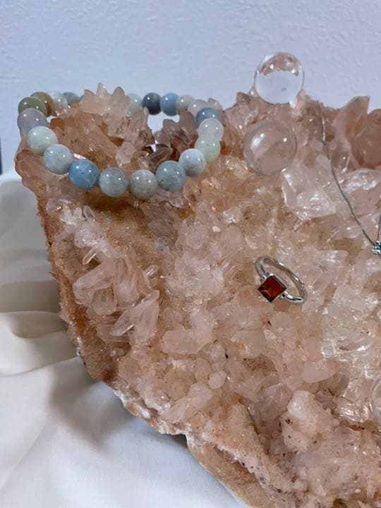 ピンクマニカラン クラスター　たっぷりブレスレット、アクセサリー乗せられます。