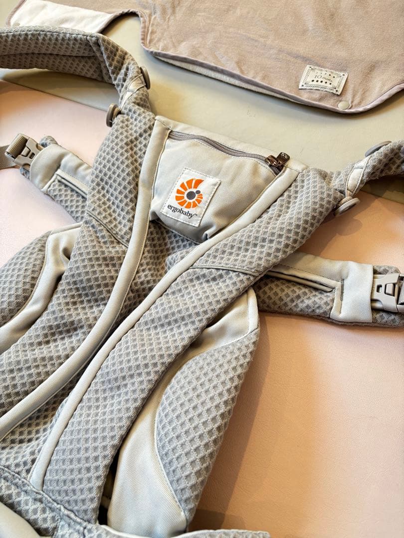 エルゴ　抱っこひも グレー 収納ポケット付きOMNI Breeze おまけ付き