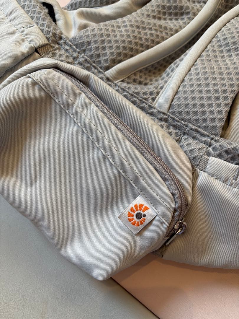 エルゴ　抱っこひも グレー 収納ポケット付きOMNI Breeze おまけ付き