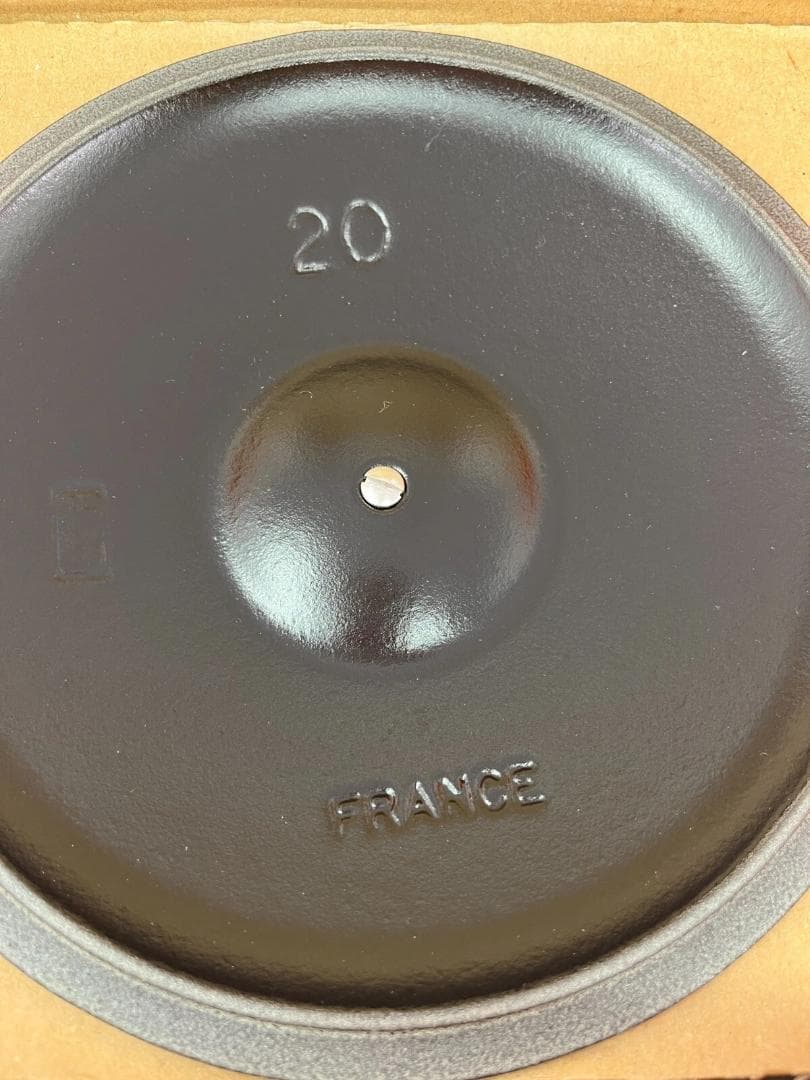 ル・クルーゼ ココット エブリィ 20 フィグ　限定色　ゴールドノブ　新品