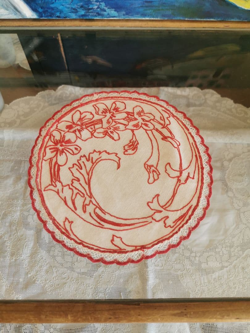 アンティークフランス 菫とカラーリリーの赤糸刺繍 レーストリム リネンドイリー