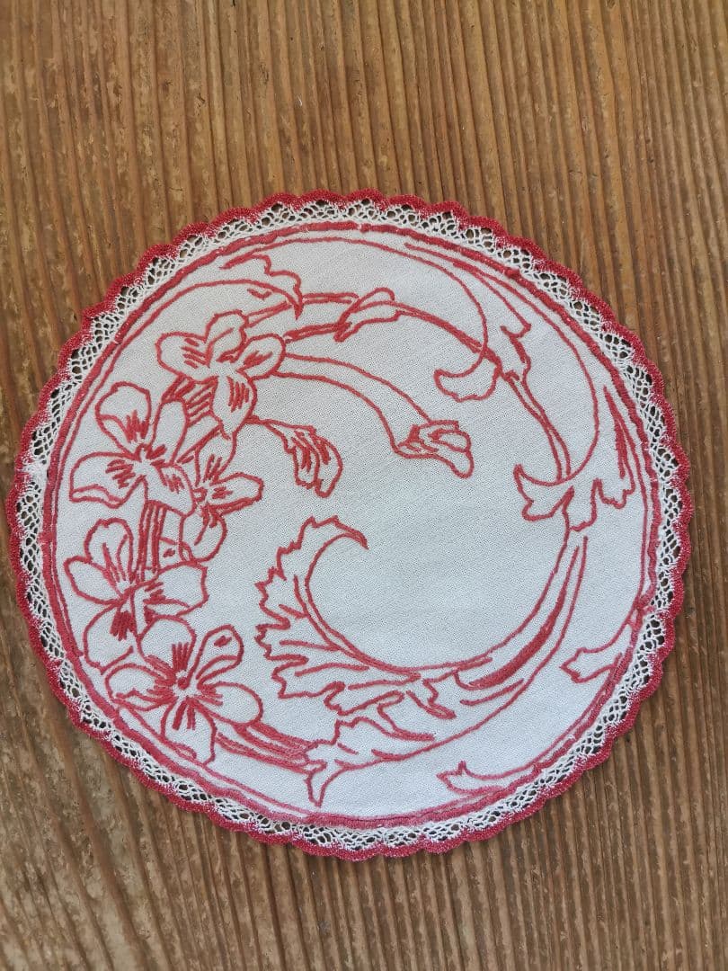 アンティークフランス 菫とカラーリリーの赤糸刺繍 レーストリム リネンドイリー