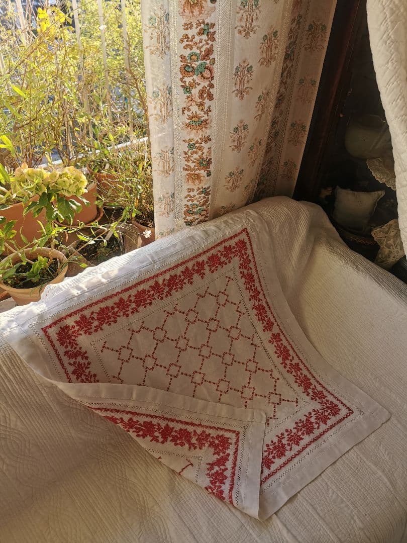 アンティークフランス ダマスク織 四つ葉紋クロス 赤糸小花✙＃刺繍 レッドワーク