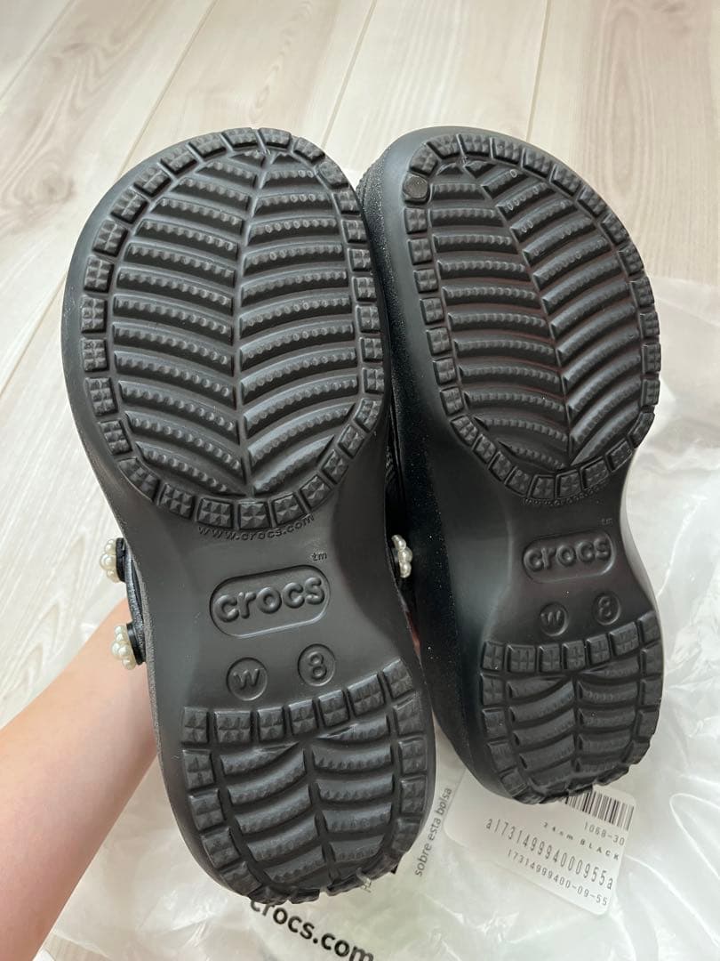 はる　UA別注】crocsクラシック プラットフォーム サンダル　24㎝