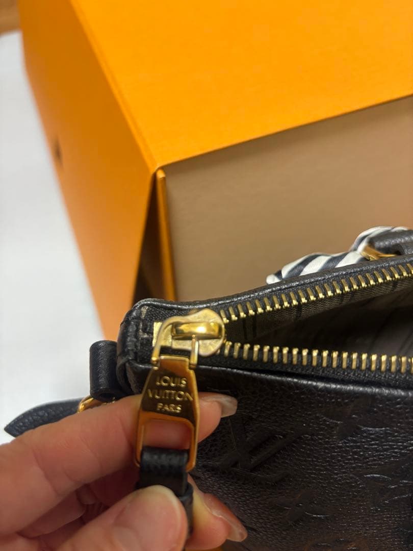 ルイ・ヴィトン ブラックレザーバッグ