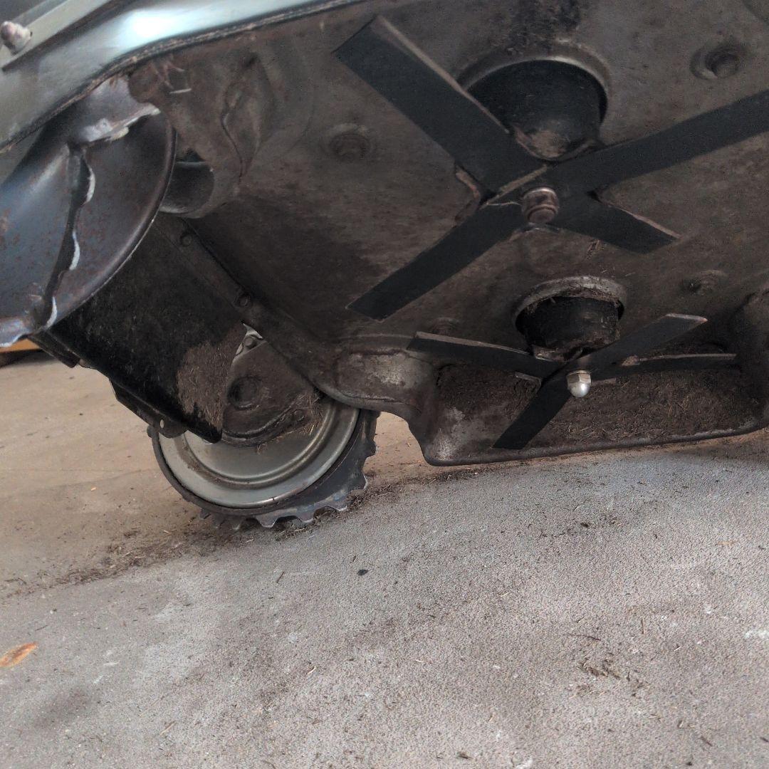 AGRI スピリット 4WD 芝刈り機、新品歯4枚付き。