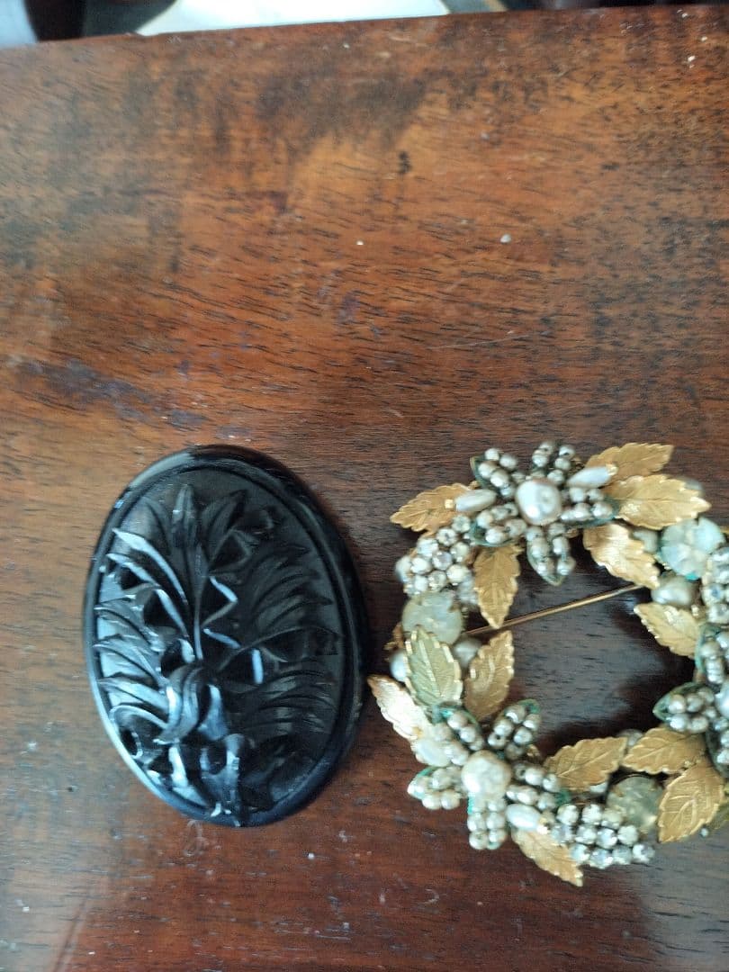 イギリスアンティークジェットのブローチ