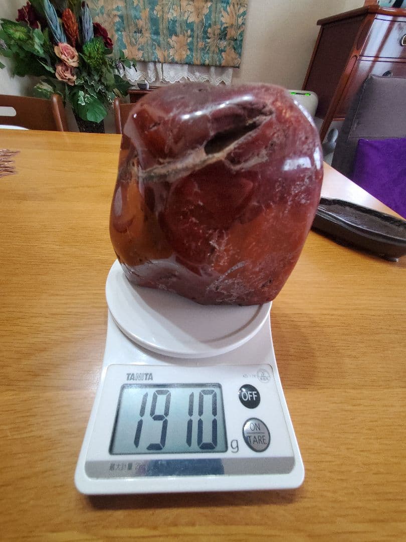 天然石 佐渡赤石　木製スタンド付き 1910g　本日 最終値下げです。