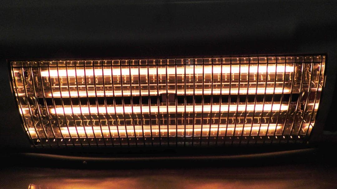 壁掛け電気ストーブ