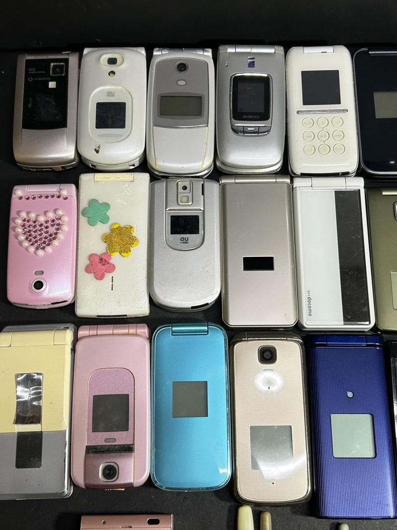 大量 携帯電話 ガラケー docomo/au 他 37台 ジャンク 部品取り