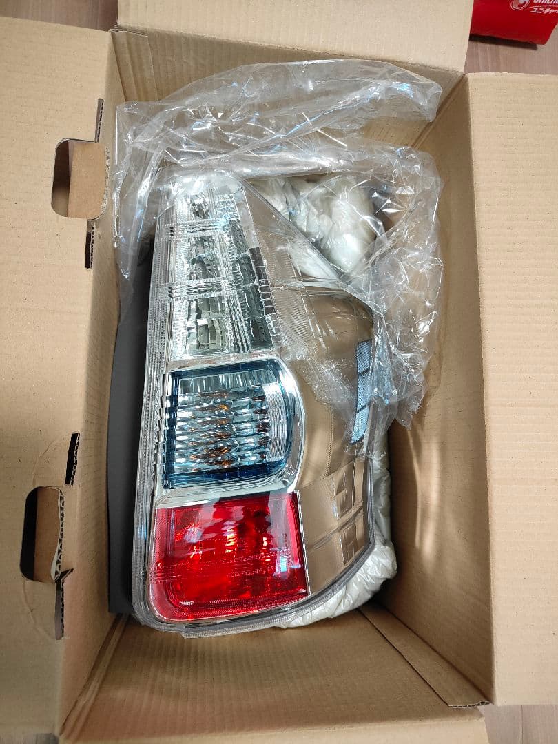 【値下中】プリウスα前期　寒冷地仕様　純正テール左右