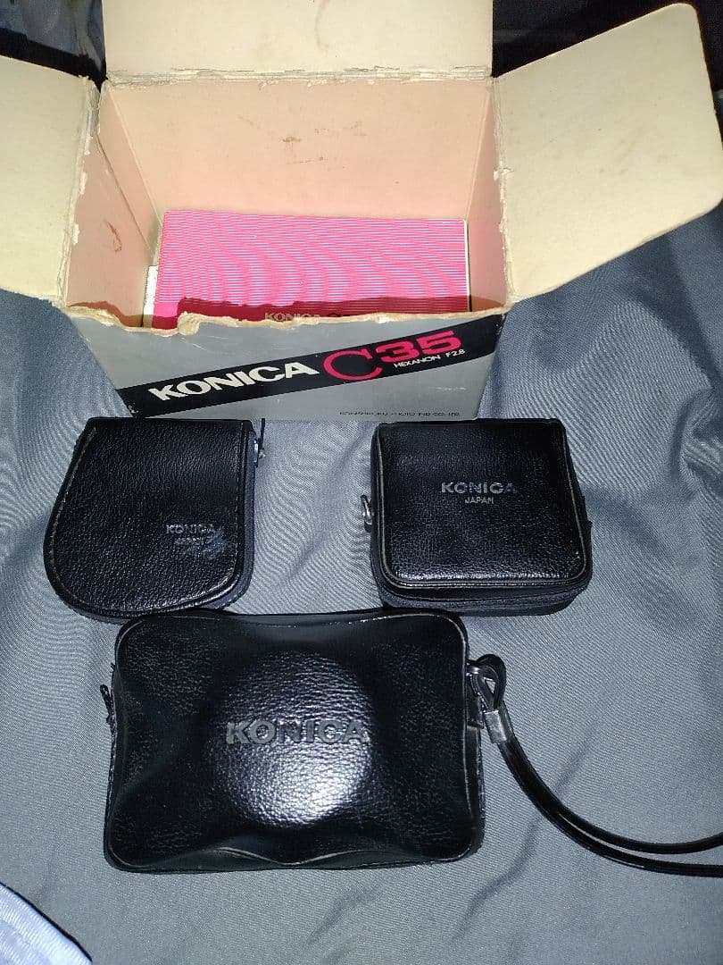 コニカC35とレンズとストロボ