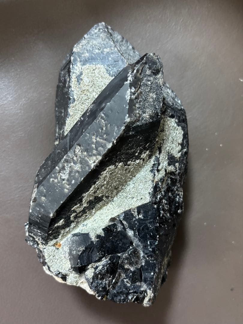 黒水晶　モリオン　原石　木製スタンド付き　2.3kg 特大結晶　パワーストーン