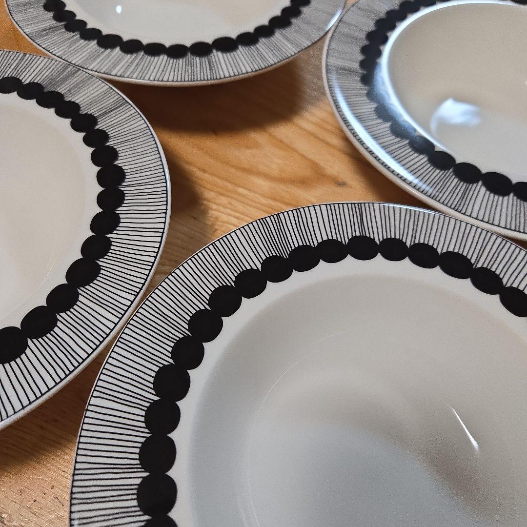 【極美品】Marimekkoシイルトラプータルハ　　プレート20cm　4枚セット