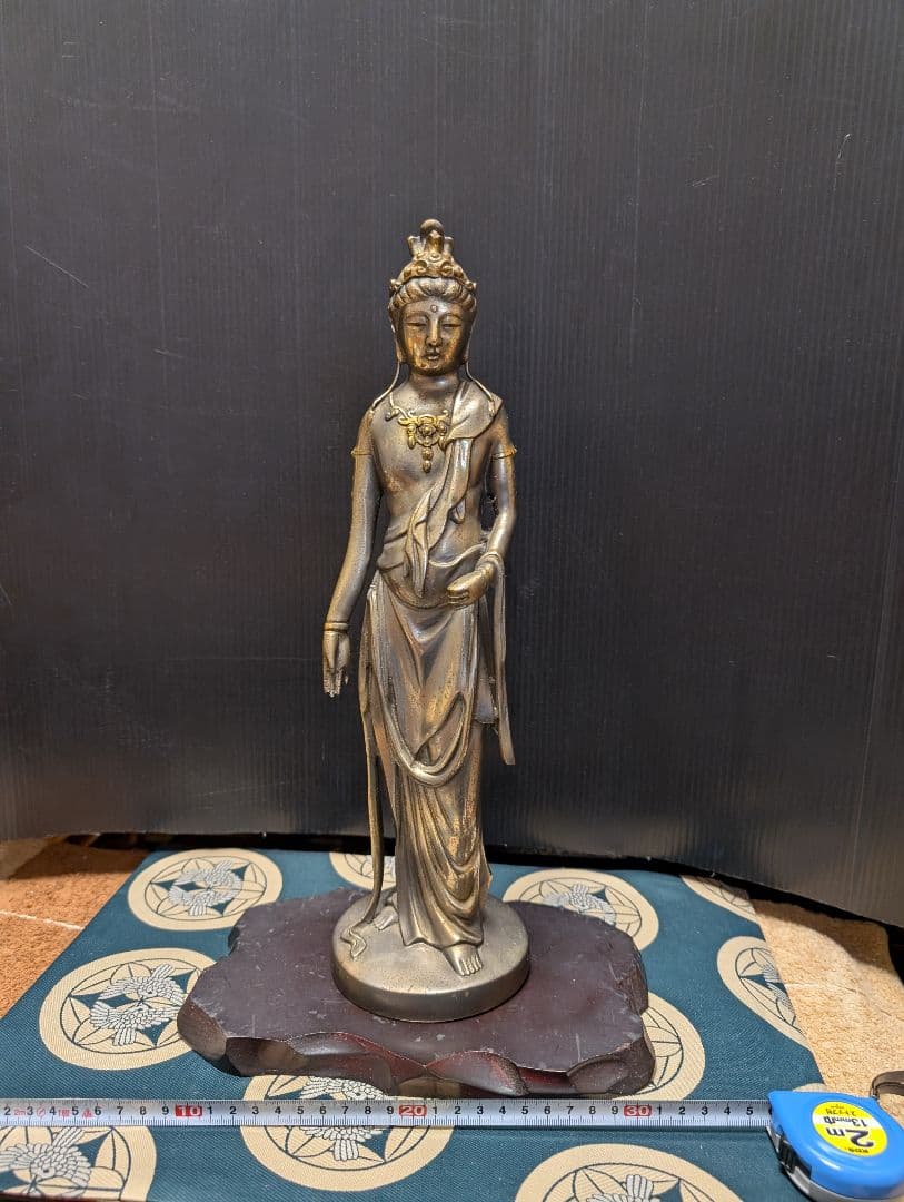 金属製仏像 約30cm 黒い台座付き