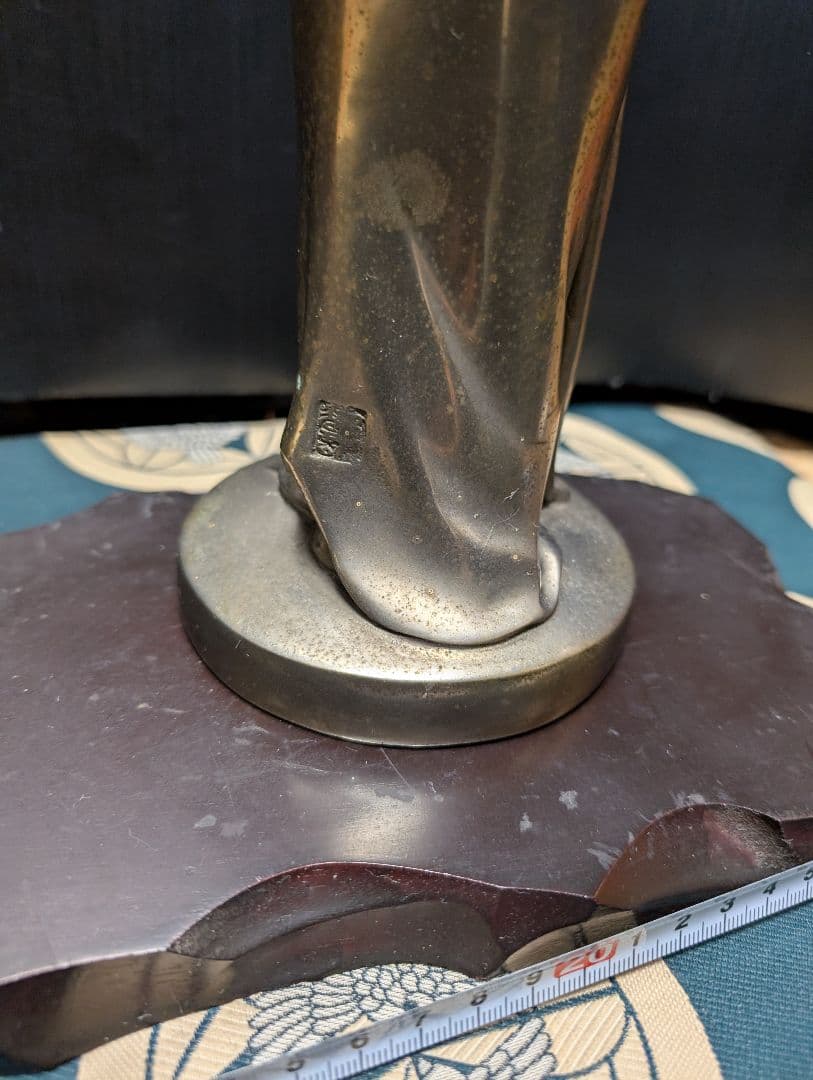 金属製仏像 約30cm 黒い台座付き