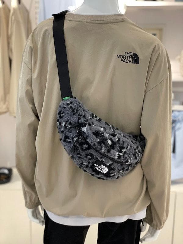 海外！ノースフェイス　ボディバッグ　ショルダーバッグ　レオパード柄　チャコール