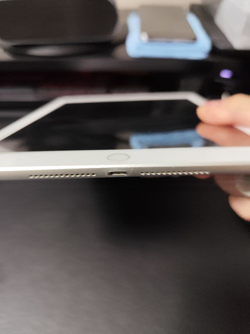 【美品】iPad 第5世代 32GB シルバー wifiモデル　おまけつき