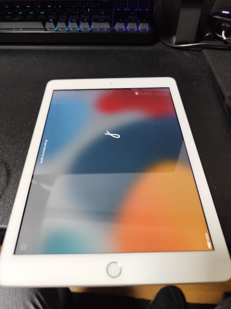 【美品】iPad 第5世代 32GB シルバー wifiモデル　おまけつき