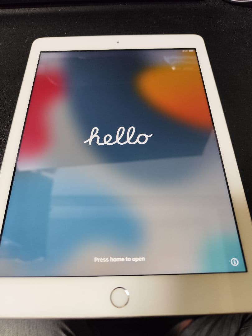 【美品】iPad 第5世代 32GB シルバー wifiモデル　おまけつき