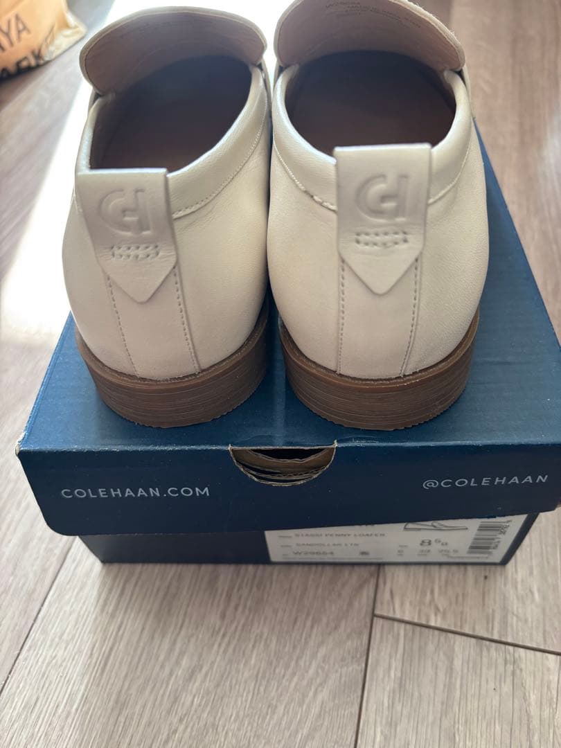 【新品未使用】COLE HAAN クリームベージュローファー