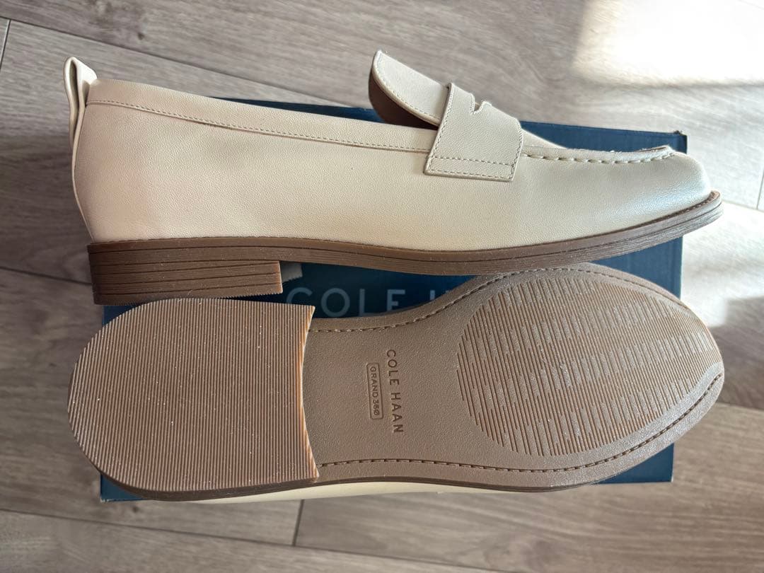 【新品未使用】COLE HAAN クリームベージュローファー