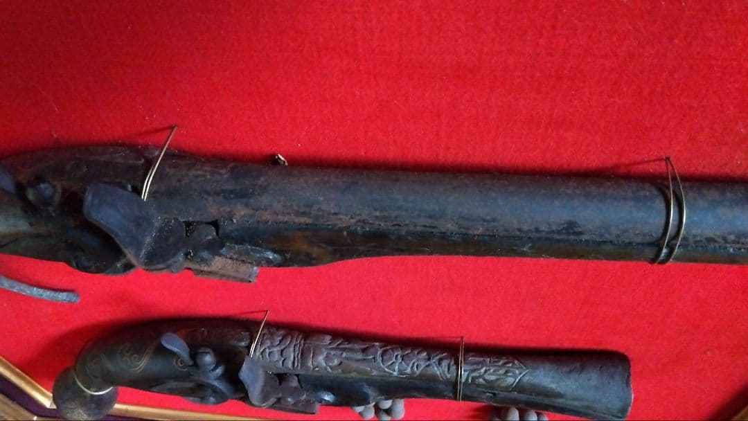 アンティークピストルセット　装丁済み　額縁