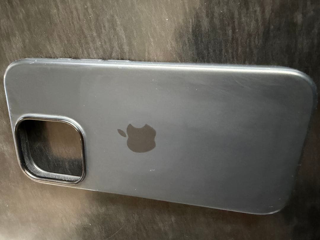 Apple iPhone 16 Pro & 純正シリコンケース