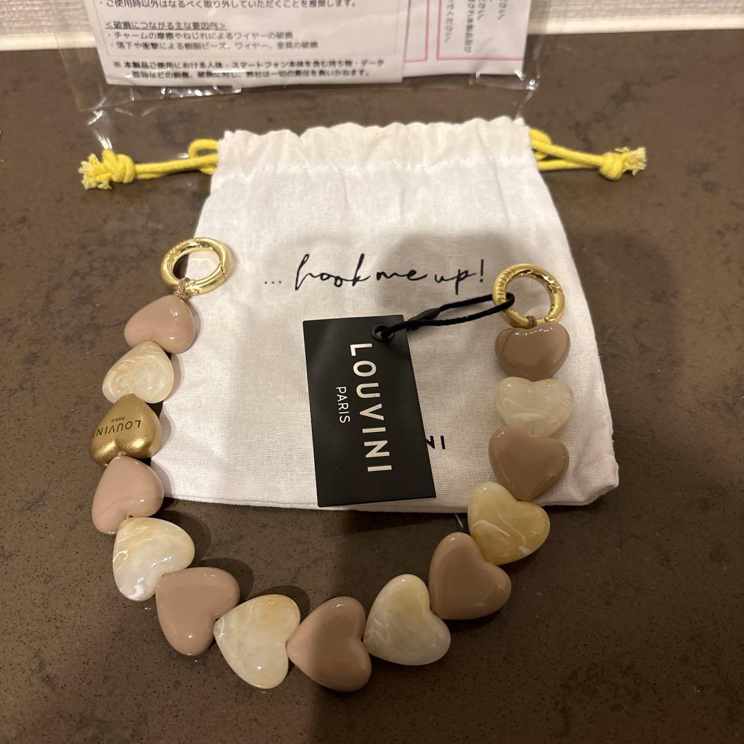 LOUVINIハンドストラップ　PETIT CUORE　BEIGE-TAUPE