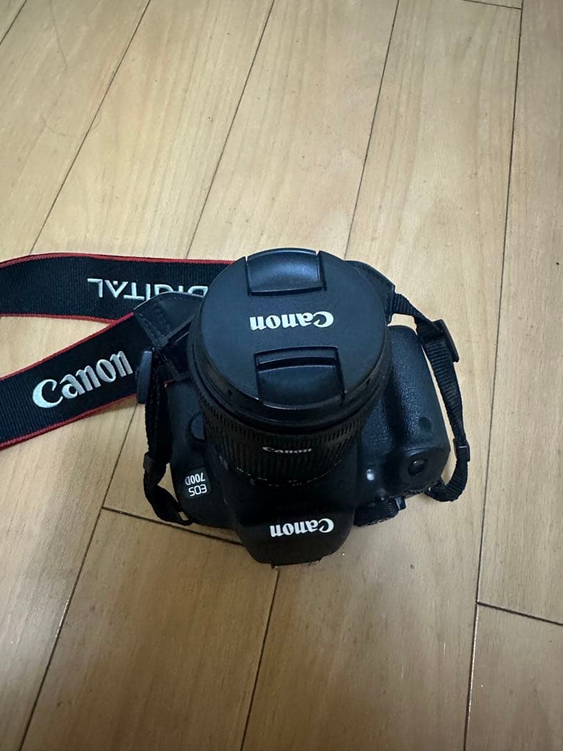 Canon EOS 700D デジタル一眼レフカメラ。バッテリーと充電器付属
