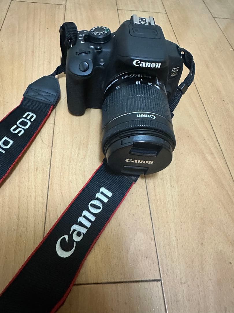 Canon EOS 700D デジタル一眼レフカメラ。バッテリーと充電器付属