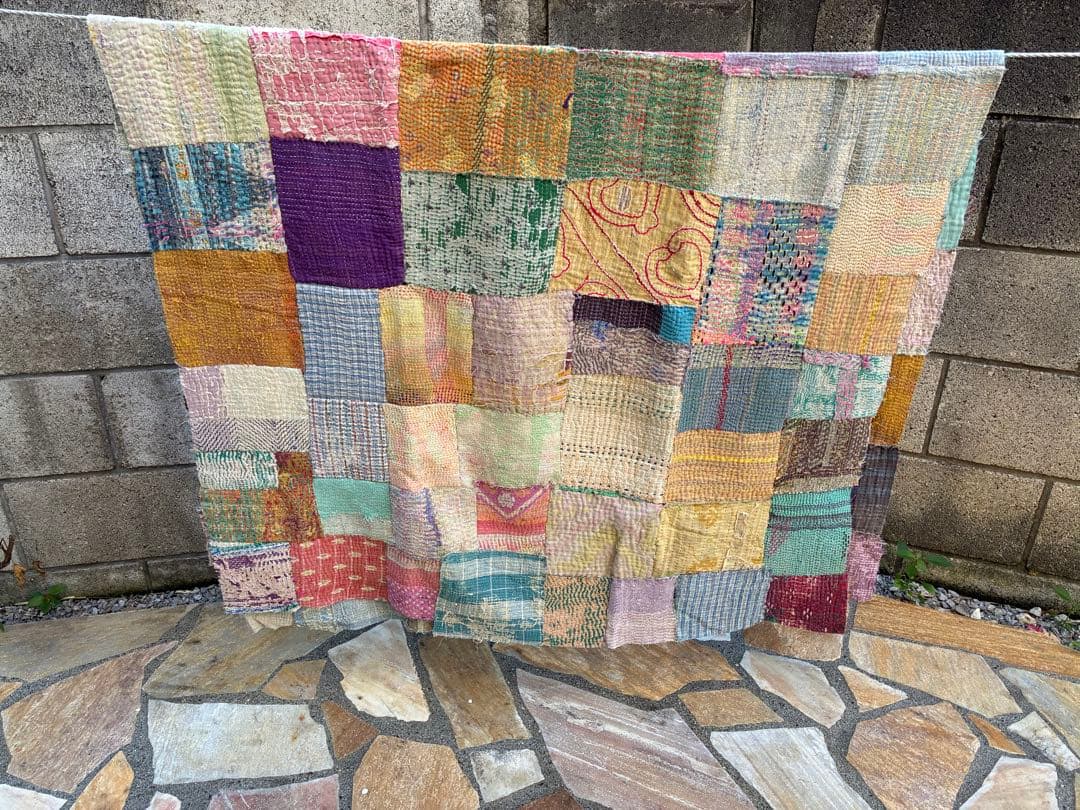 インドのヴィンテージキルト　カンタキルトの端切れで作った大きなパッチワーク