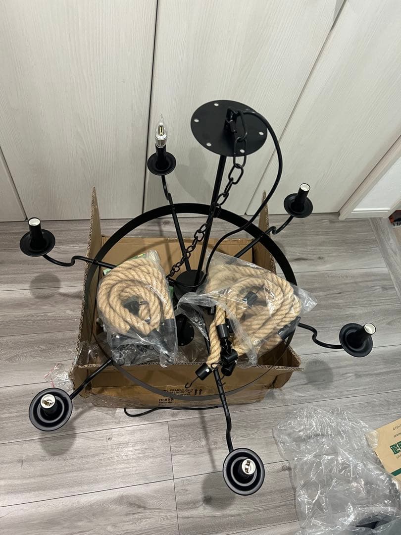 ロープと金属の6灯シャンデリア