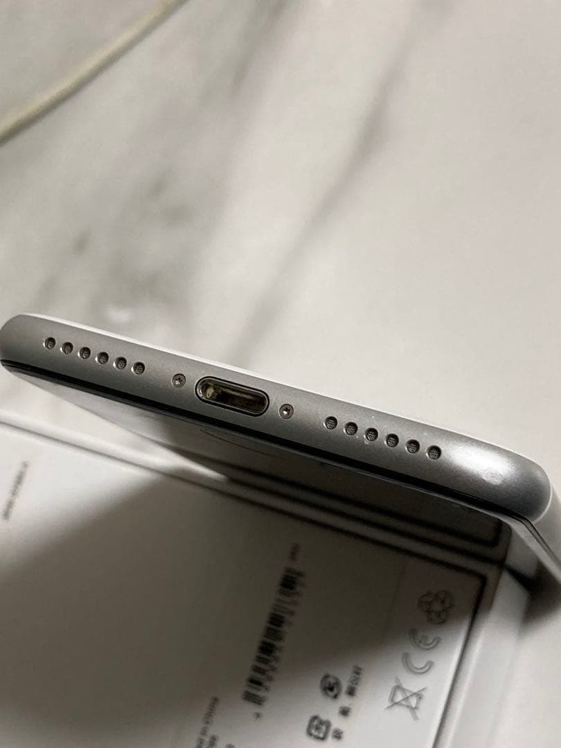 iPhone se2 第二世代64GB ホワイト　中古スマホ